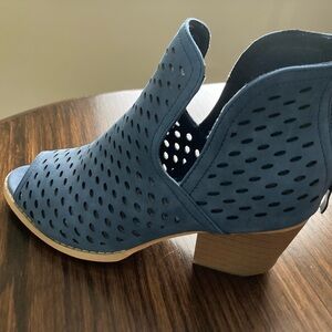 Men's Blue Perforated Shoes